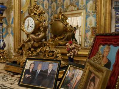 Al centro, su un ripiano in marmo, trova posto un orologio-carillon in ottone